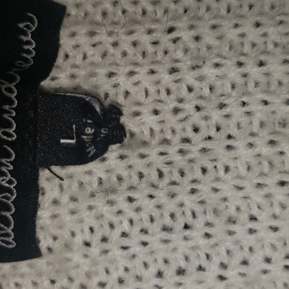 Womans Adorable Pull Over Sweater - Picture 4 of 4